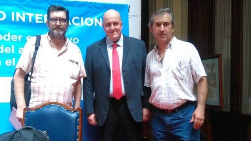 DE IZQUIERDA A DERECHA JOSE LUIS RAMOS(AVELLANEDA), EN EL CENTRO LEONTXO GARCIA  PERIODISTA DEL DIARIO EL PAIS DE ESPAÑA Y COORDINADOR DE AJEDREZ ESCOLAR DE FIDE Y A LA DERECHA NESTOR BERTUCCI.