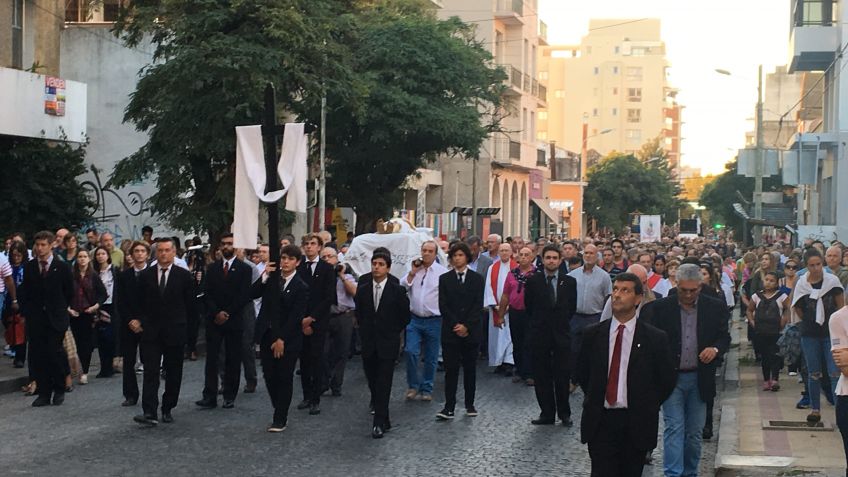 Una multitud volvió a acompañar la Procesión del Santo Entierro