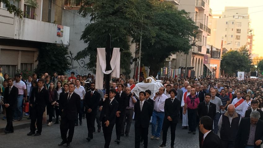 Una multitud volvió a acompañar la Procesión del Santo Entierro