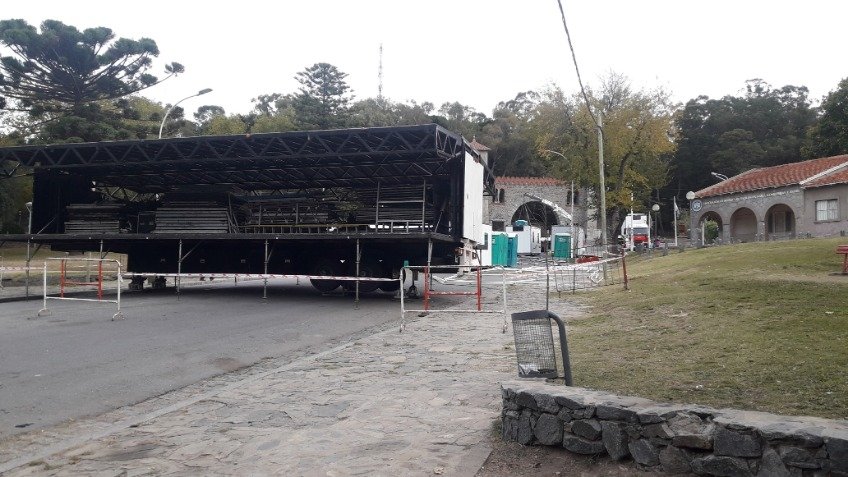 Por el armado de Acercarte, ya se cortó el tránsito en la diagonal del Parque