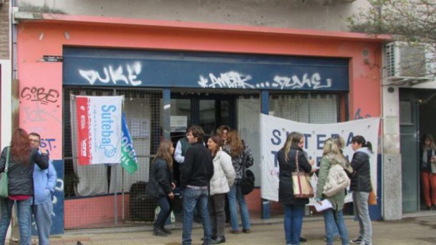 Docentes reclamaron la falta de pago de sueldos