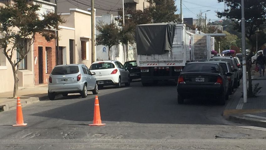 Insólito: cortan el transito en el centro para descargar harina