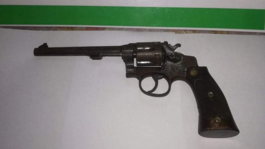 Secuestran un auto y un arma en una causa por estafa