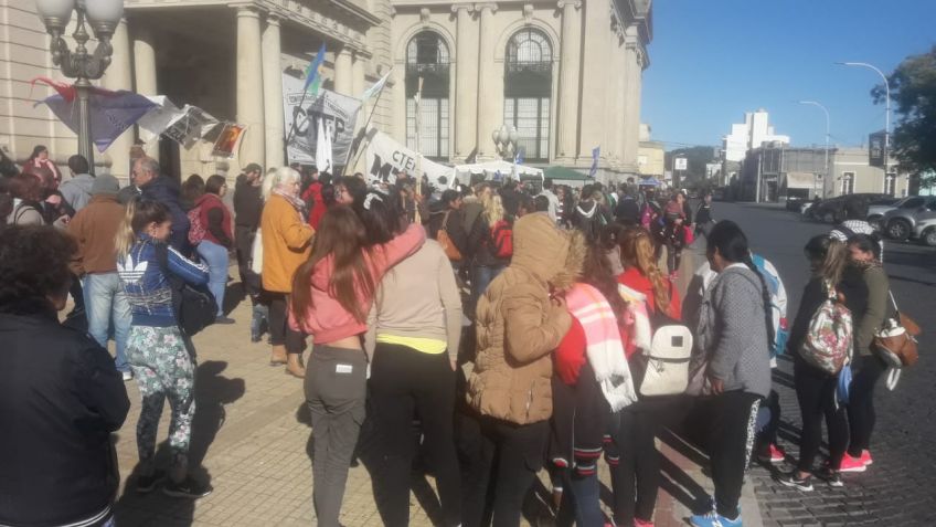 Organizaciones sociales realizaron ollas populares en la explanada municipal