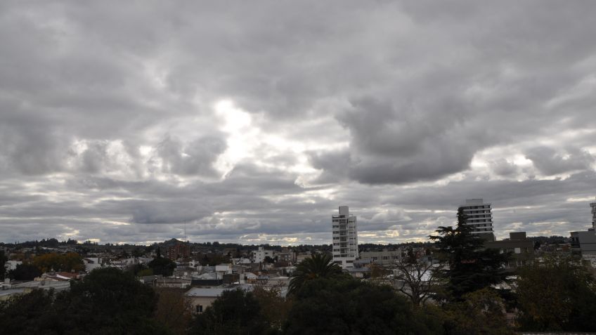 Domingo con cielo nublado
