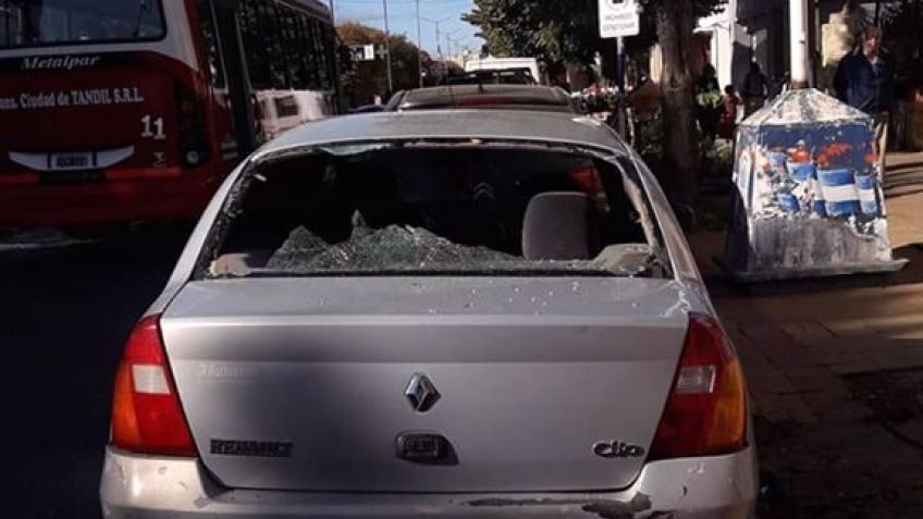 Discusión callejera terminó con golpes de puño y una luneta estallada