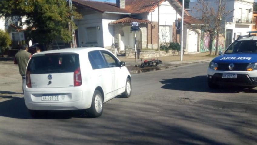 Motociclista hospitalizado tras chocar con un auto
