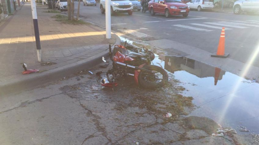 Motociclista hospitalizado tras chocar con un auto