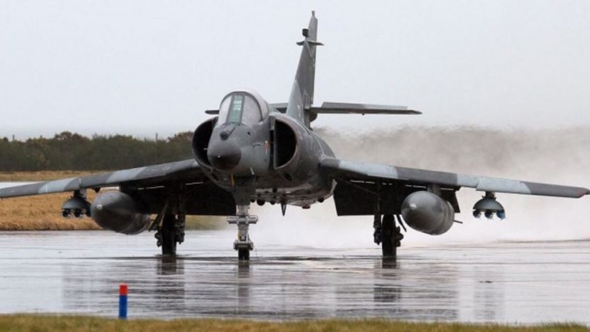Trasladan cinco aviones comprados a Francia a la base aeronaval de Bahía Blanca