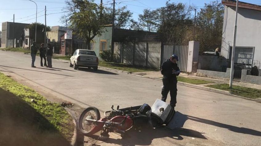 Motociclista hospitalizado tras chocar con un vehículo