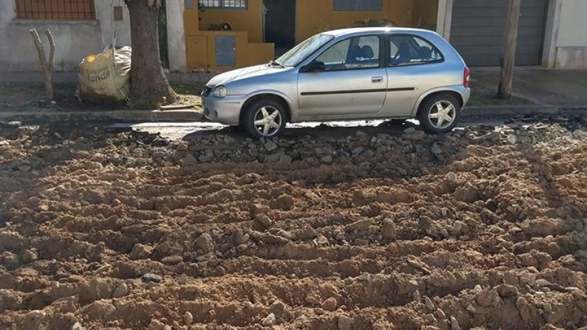 Insólito: rompieron el asfalto para repavimentar, pero quedó un auto estacionado
