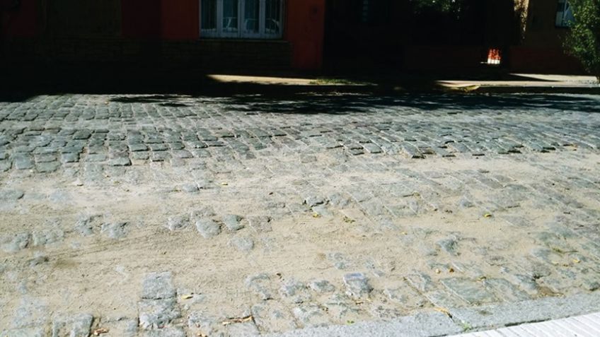 Vecinos de Alsina se quejan por el estado de los adoquines tras "arreglo"