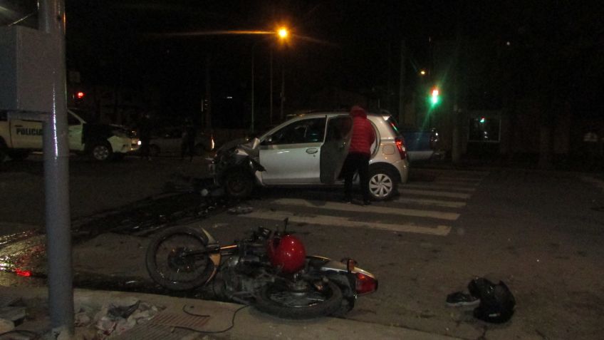Intentó doblar a la izquierda y provocó un choque: dos heridos