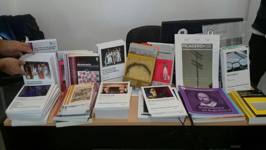 La Escuela Municipal de Teatro recibió una importante donación de libros