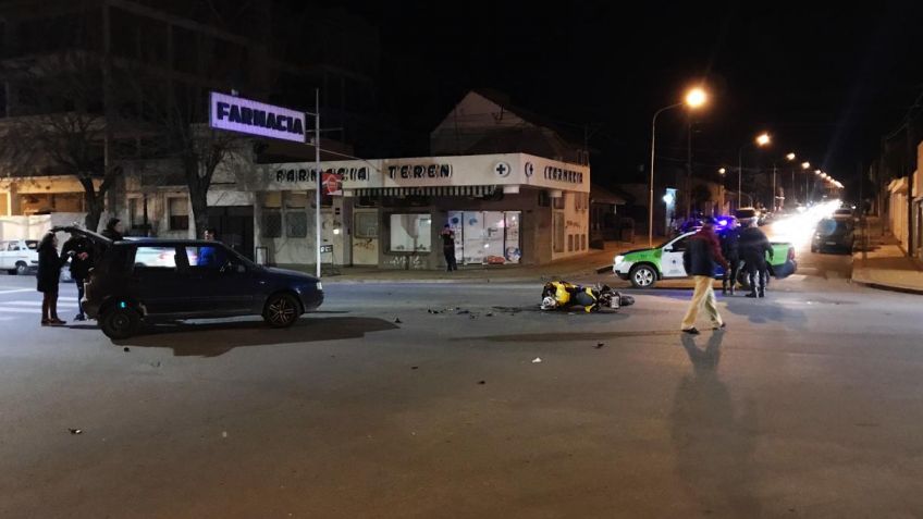 Violento accidente entre moto y auto