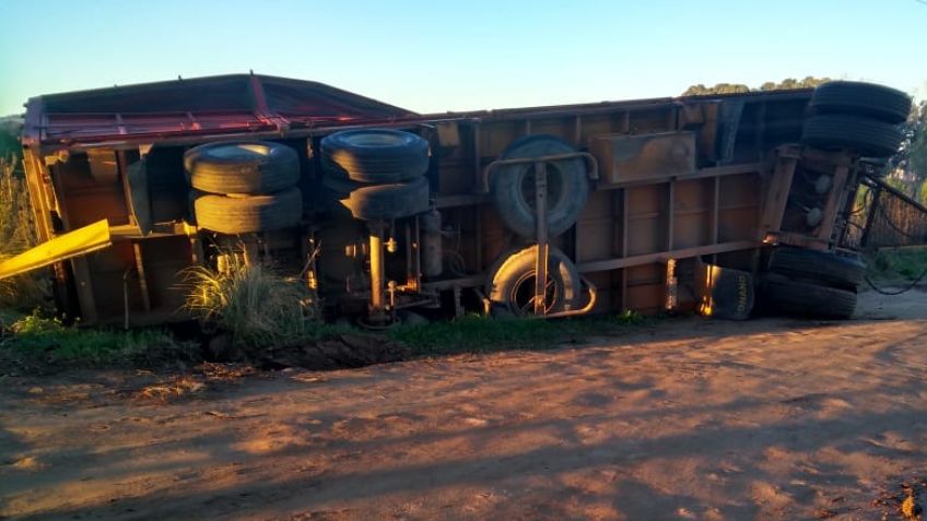 Camión volcó su acoplado cargado de soja