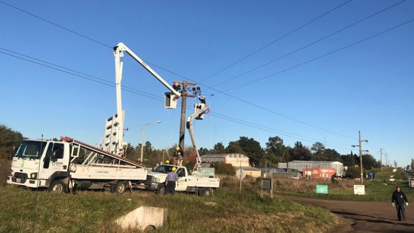 Camión con tolva cortó cables y dejó sin luz a vecinos