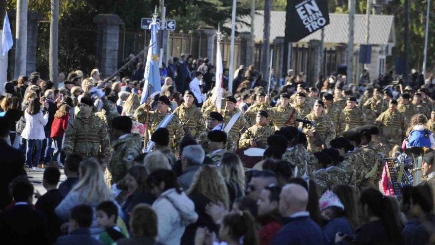 Desfile cívico-militar en la avenida del Encuentro