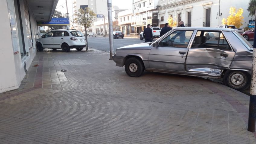 Automovilista cruzó en rojo y provocó un duro choque: dos heridos