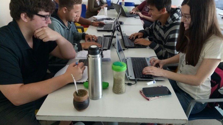 Instructores del "111 mil" siguen sin cobrar y piden una compensación que le niegan