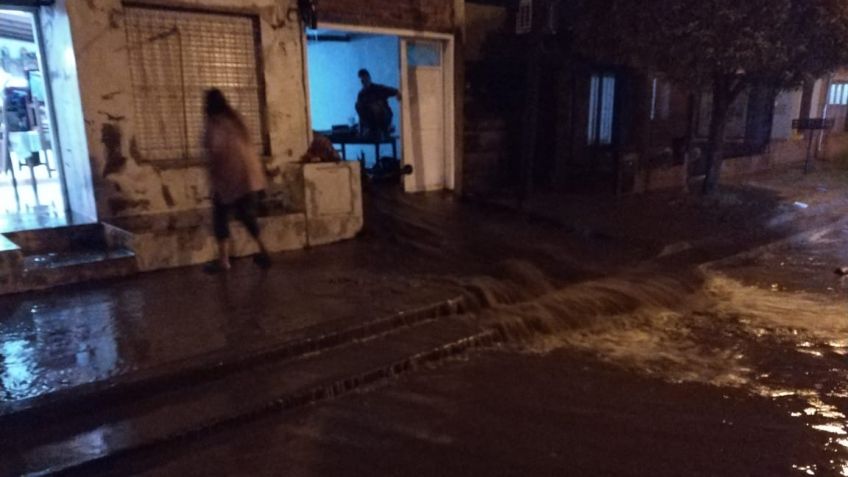 El agua derribó paredes en el Barrio Arcoíris