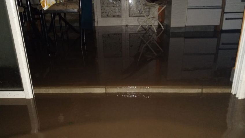 El agua derribó paredes en el Barrio Arcoíris
