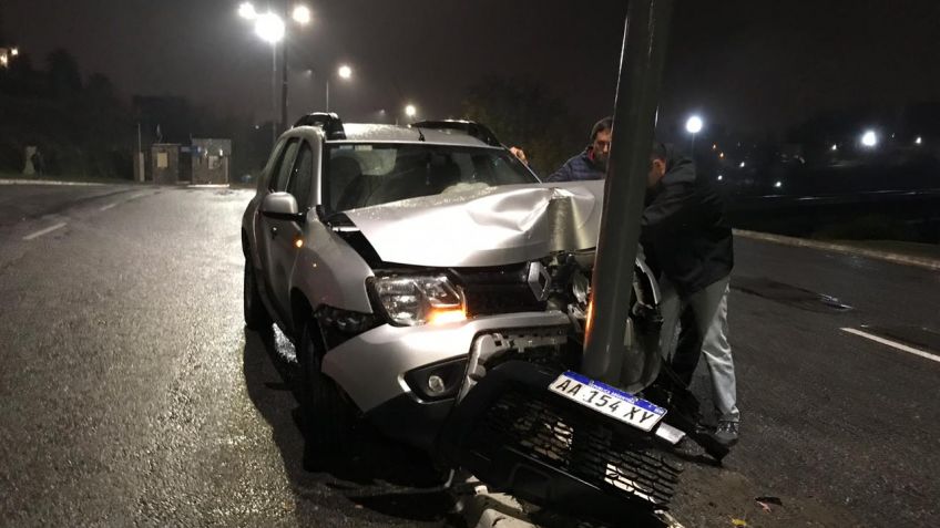 Automovilista se "tragó" una columna de alumbrado de un boulevard