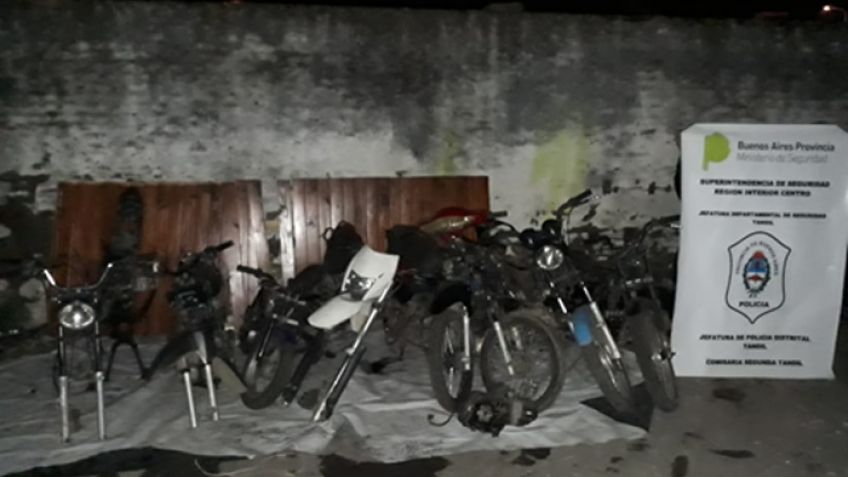 En sendos allanamientos encontraron motocicletas desarmadas y elementos robados