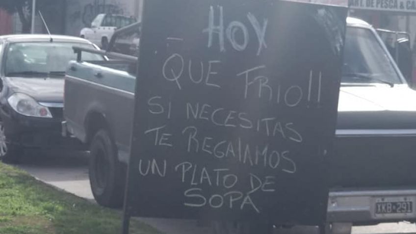 Rotisería regala un plato de sopa para quien lo necesite por el frío