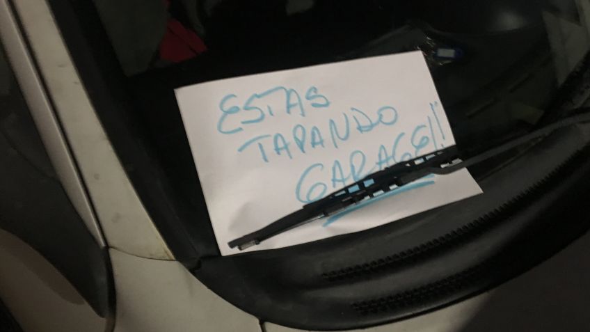 Un garage tapado y un sutil mensaje