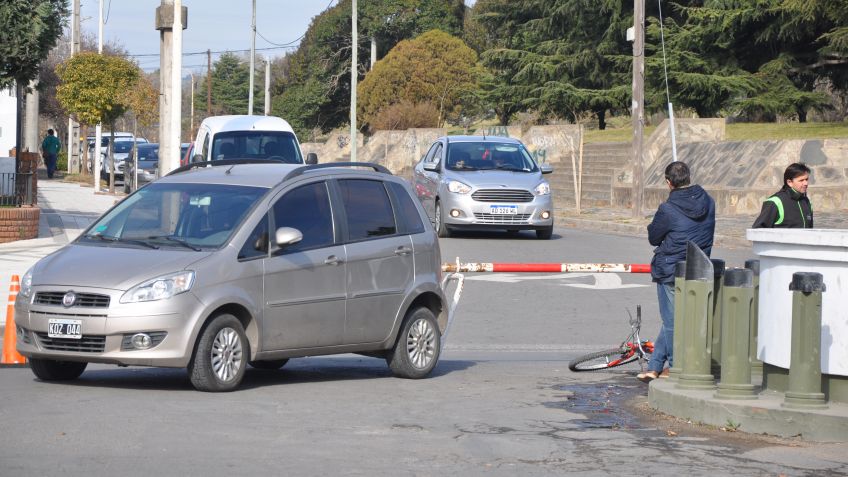 Choque entre bicicleta y auto en la Fuente de las Nereidas