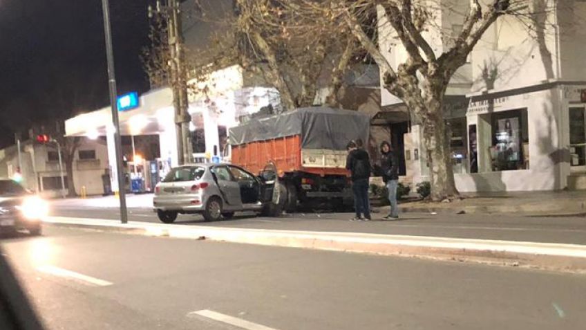 Automovilista se chocó un camión estacionado