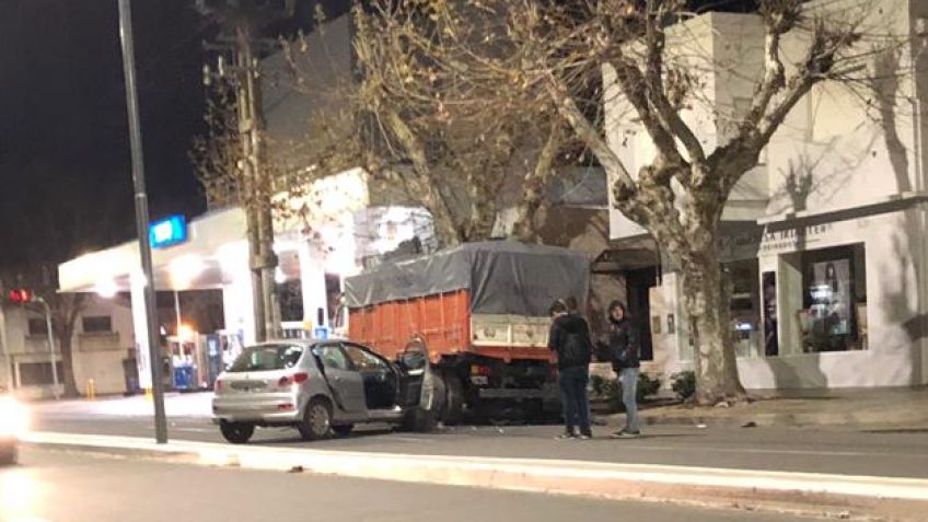 Descartan que una camioneta haya encerrado al auto que chocó con un camión