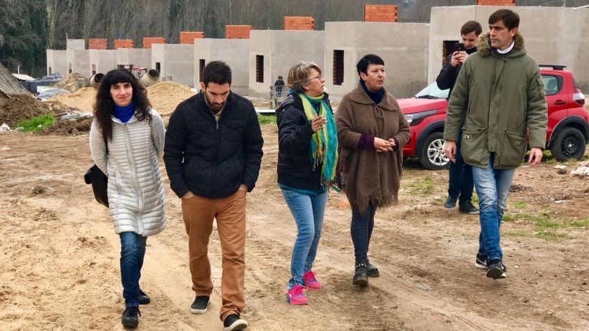Cacha Cena recorrió junto a Iparraguirre el barrio Mujeres sin Techo en Estrada