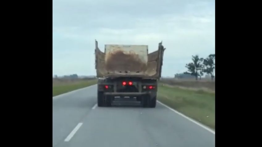 Peligro: un camión sin patente y en mal estado en la Ruta 30
