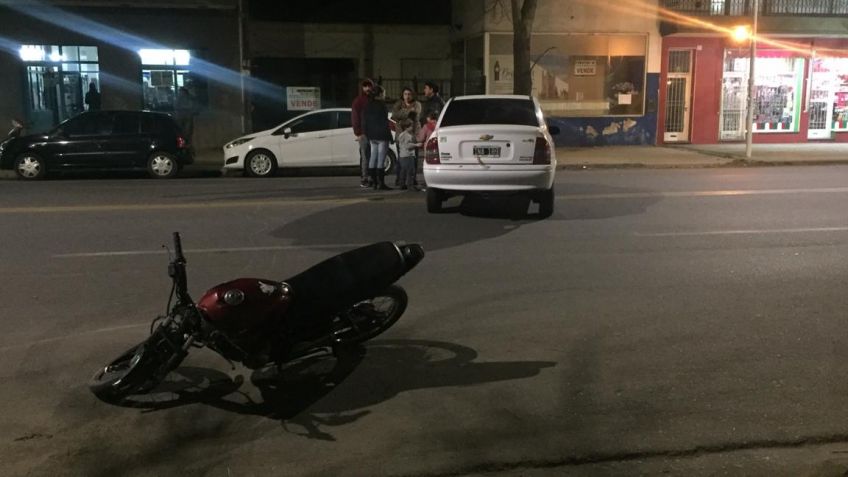 Giró en "U" y provocó un choque: un motociclista herido