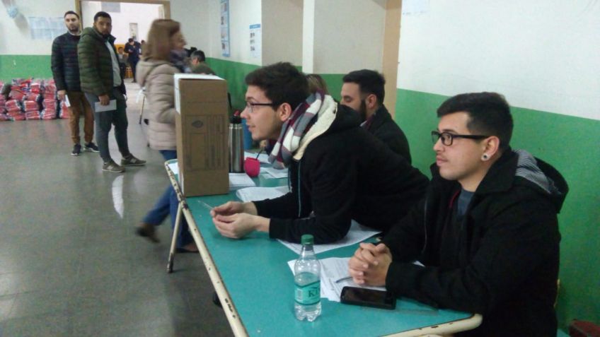 Falta de autoridades y boletas, los principales problemas en el inicio de los comicios