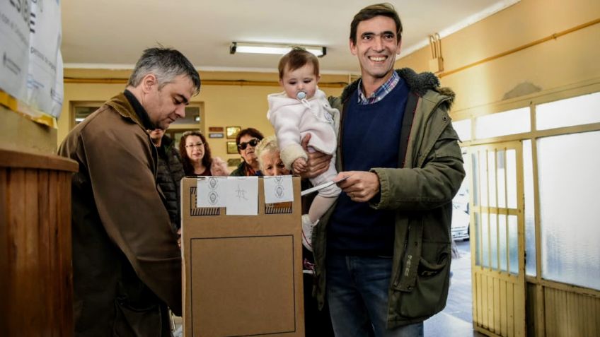 Con su hija Malvina, votó Iparraguirre