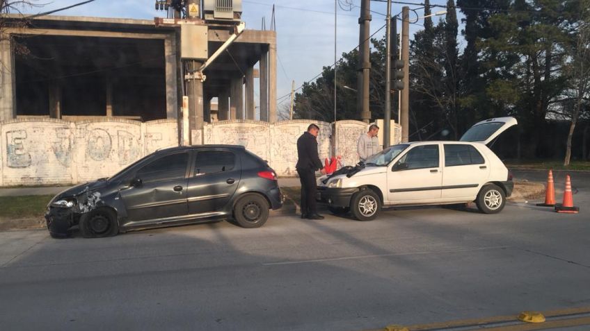 Choque por alcance en el semáforo de Buzón y Constitución: dos heridas