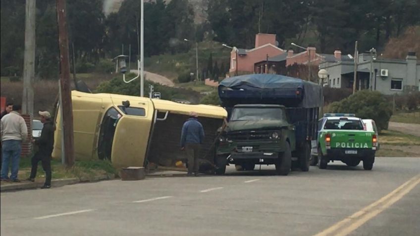 Camión se quedó sin frenos y chocó a una camioneta 