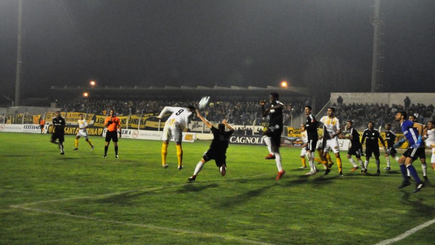 El aurinegro perdió en su debut como local