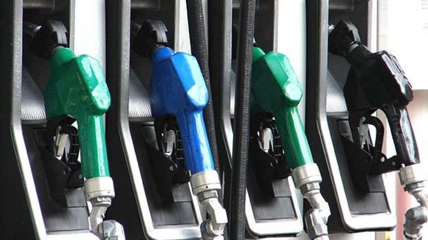 Congelan precios del combustible en el surtidor y lo liberan en el mercado mayorista