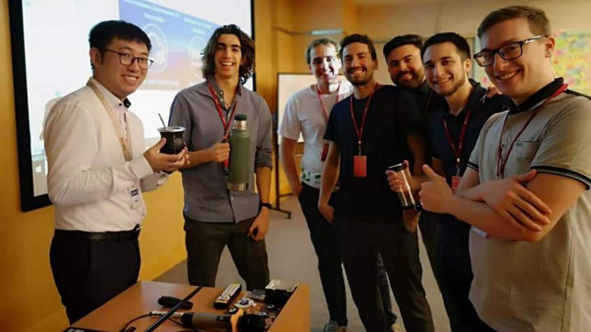 Tomando mate con un profesor de la Universidad de Huawei en Shenzhen