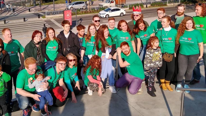 Pelirrojos de distintas ciudades celebran su día en el Puente de la Mujer