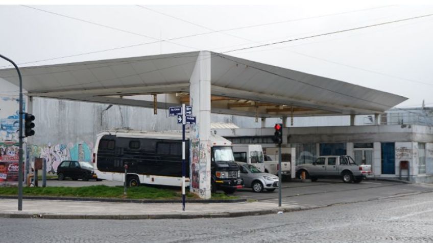 Los Urraco debutaron en el rubro alquilando la estación de servicio que funcionó en Av. Colón y Garibaldi. 