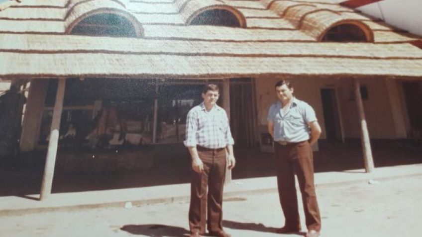 Diego y Cecilio Urraco posan frente al quincho donde servían mil desayunos por día.
