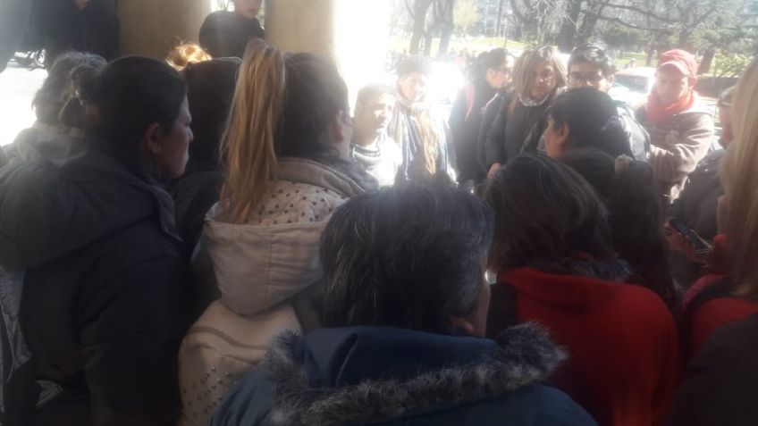 Se encadenó al Municipio y pidió alimentos para La Movediza