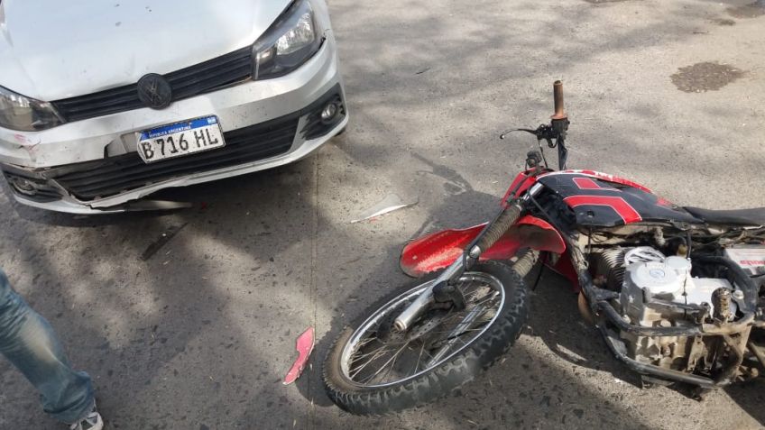 Choque entre auto y moto dejó tres heridos