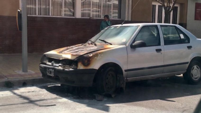 Un auto se incendió en pleno centro