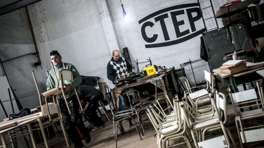 La cooperativa de reparación de mobiliario de CTEP comienza su producción propia